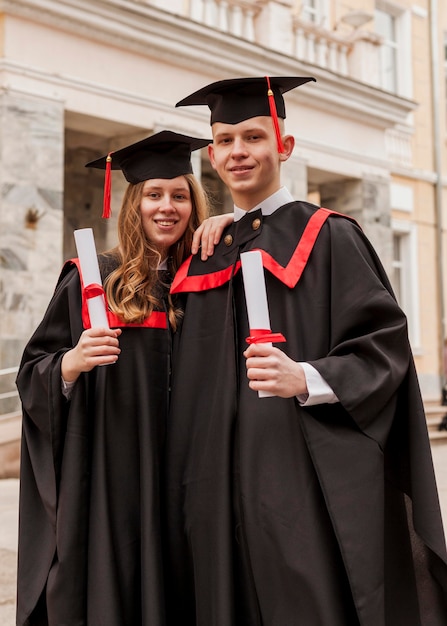 Gratis foto vrienden bij diploma-uitreiking