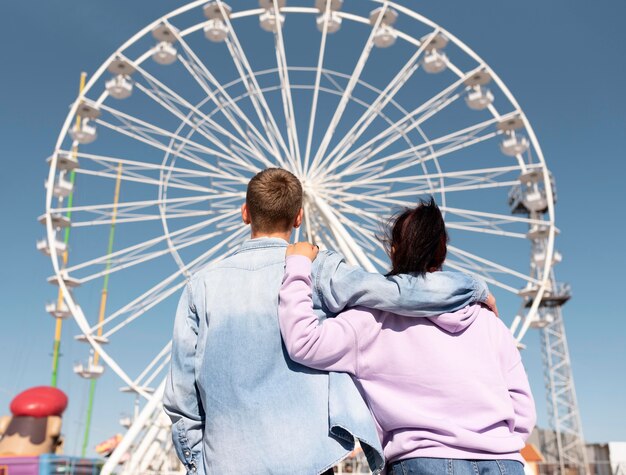 Vrienden bij middelgroot schot van het pretpark