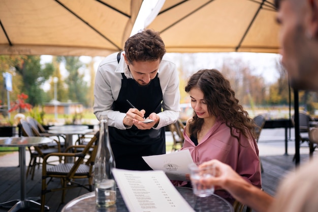 Gratis foto vrienden bij restaurant zijaanzicht