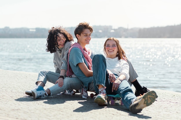 Gratis foto vrienden bij volledig schot aan zee