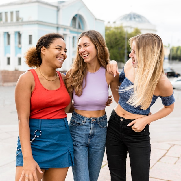 Vrienden buiten het dragen van casual kleding