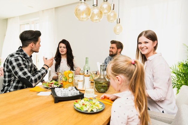 Vrienden die aan tafel zitten te chatten