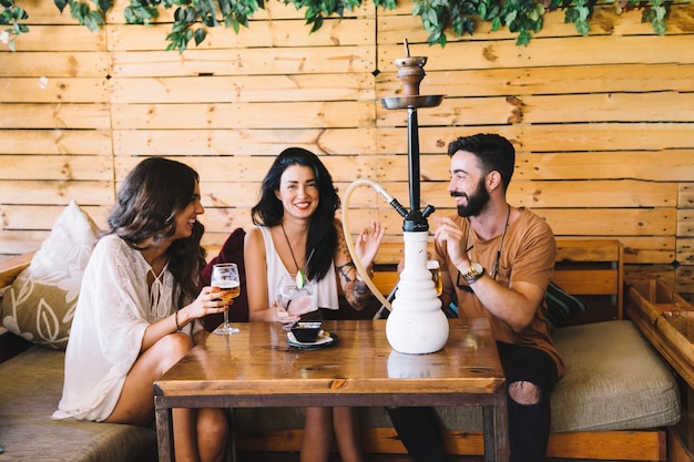 Gratis foto vrienden die aan tafel zitten