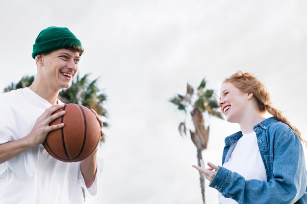 Vrienden die basketbal spelen