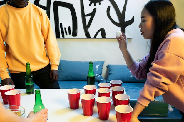 Vrienden die bierpong spelen