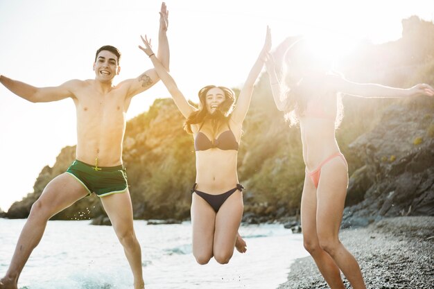 Vrienden die bij het strand springen