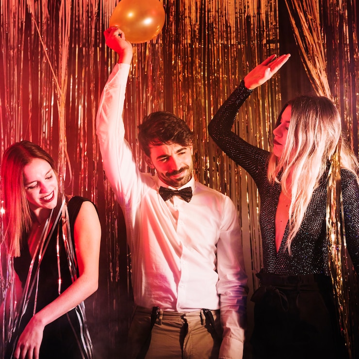 Gratis Foto vrienden die bij nieuw jaarpartij dansen