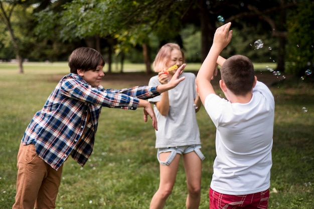 Vrienden die buiten spelen