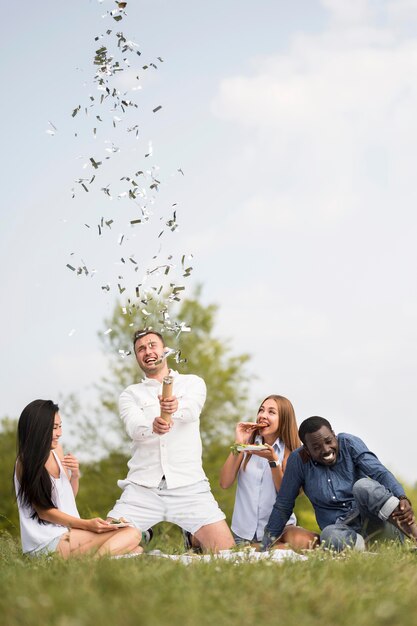 Vrienden die confetti vrijgeven op een barbecue