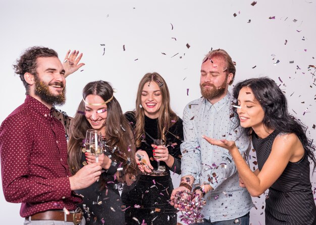 Vrienden die confettien op partij vangen