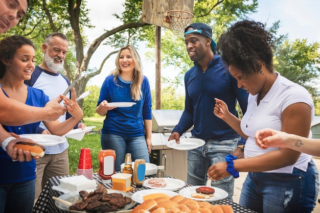 Vrienden die drinken en eten op een achterklepfeestje