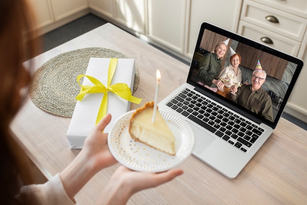 Vrienden die een covid-feestje hebben met behulp van technologie