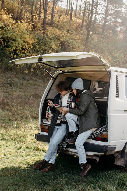 Vrienden die een kaart controleren tijdens een roadtrip