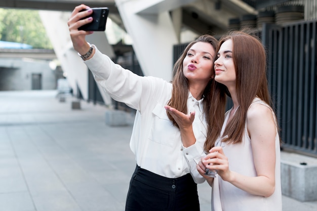 Vrienden die een selfie in de straat nemen