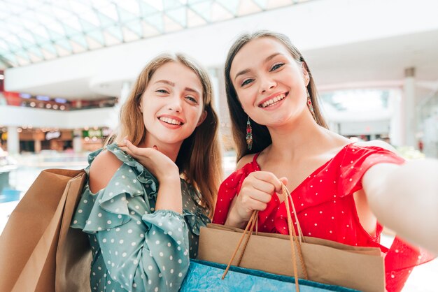 Vrienden die een selfie nemen bij wandelgalerij