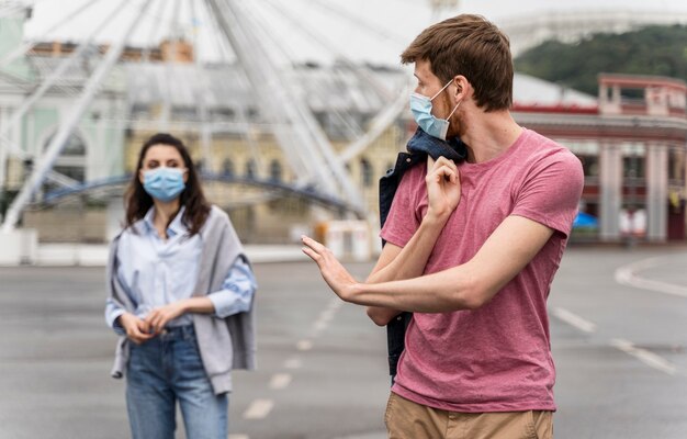 Vrienden die een wandeling maken terwijl ze medische maskers dragen