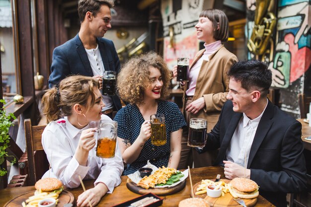 Vrienden die en in restaurant eten converseren