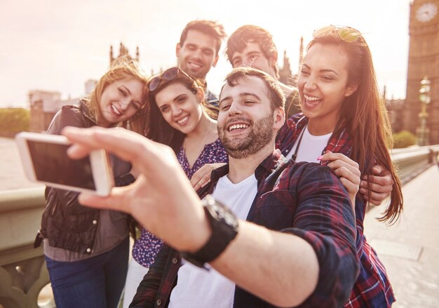 Vrienden die foto nemen met de beroemde Big Ben