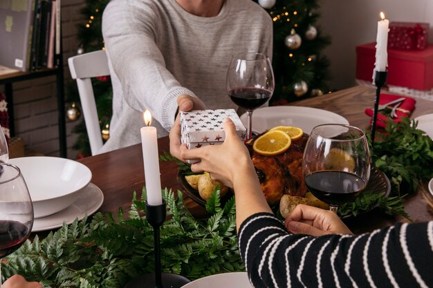 Vrienden die heden bij Kerstmisdiner ruilen