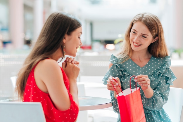 Gratis foto vrienden die hun nieuwe kleren tonen