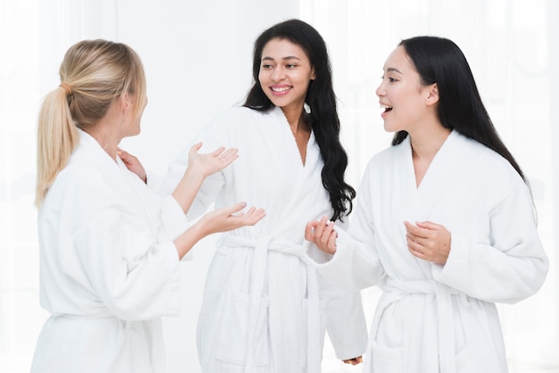 Gratis foto vrienden die in een spa spreken