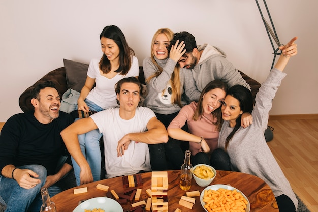 Vrienden die in woonkamer stellen