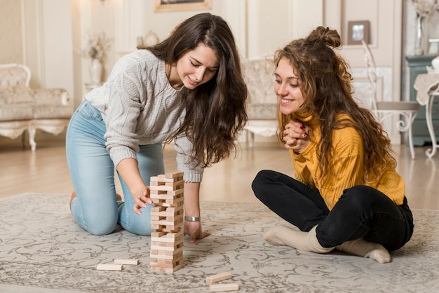 Vrienden die jenga spelen