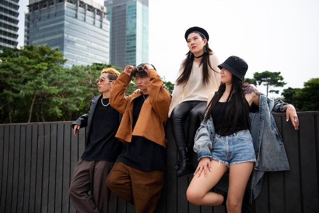 Vrienden die k-pop-esthetiekkleding dragen