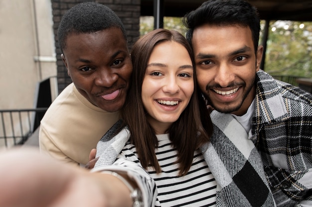 Gratis foto vrienden die lachen en plezier hebben tijdens een samenzijn