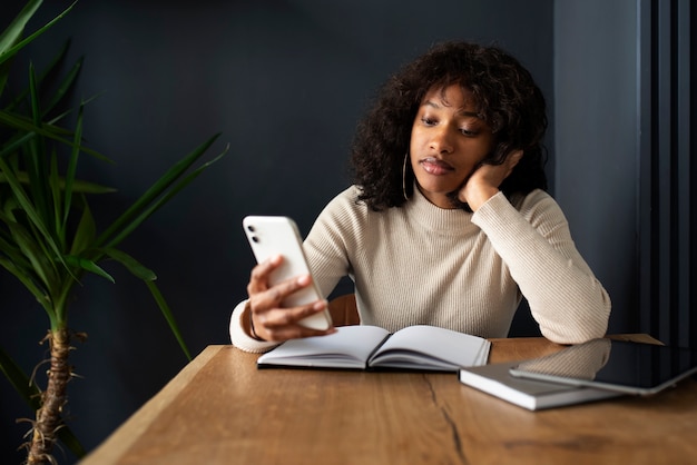 Gratis foto vrienden die lijden aan een verslaving aan sociale media