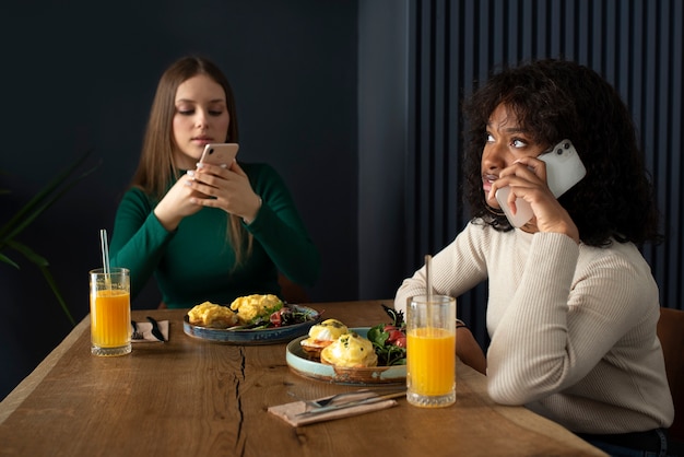 Gratis foto vrienden die lijden aan een verslaving aan sociale media