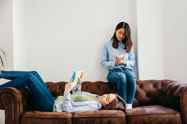 Gratis foto vrienden die op bank rusten