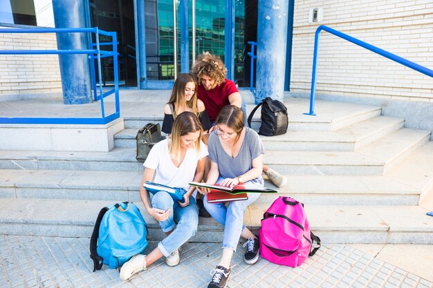 Vrienden die op stappen van de universitaire bouw bestuderen