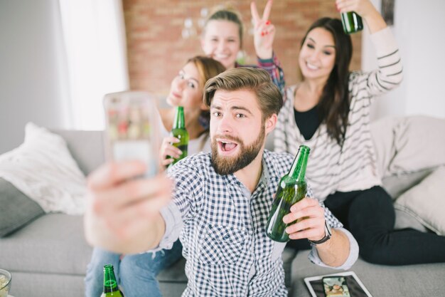 Vrienden die partij hebben en selfie nemen