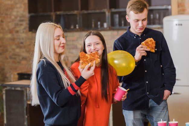 Gratis foto vrienden die pizza eten op een feestje