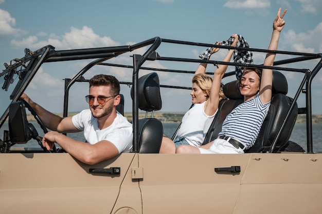 Vrienden die plezier hebben en samen met de auto reizen