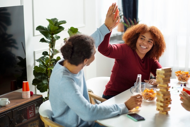 Gratis foto vrienden die plezier hebben met traditionele spellen