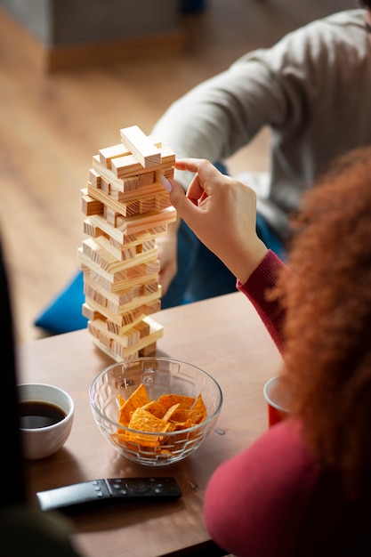 Vrienden die plezier hebben met traditionele spellen