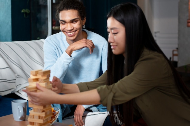 Vrienden die plezier hebben met traditionele spellen