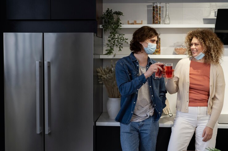 Gratis Foto vrienden die plezier hebben op feestje tijdens covid