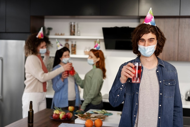 Gratis foto vrienden die plezier hebben op feestje tijdens covid