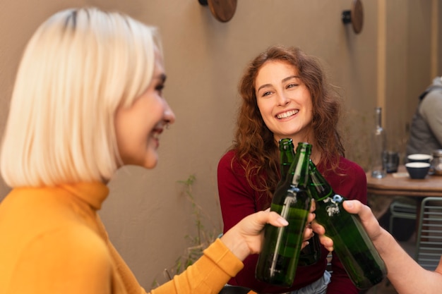 Vrienden die plezier hebben op hun reünie