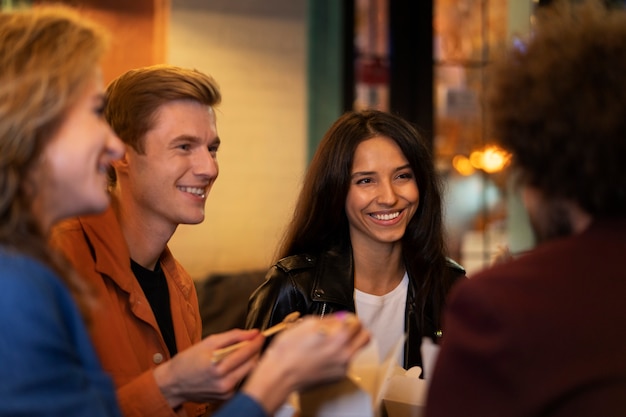 Gratis foto vrienden die samen chinees eten tijdens een avondje uit