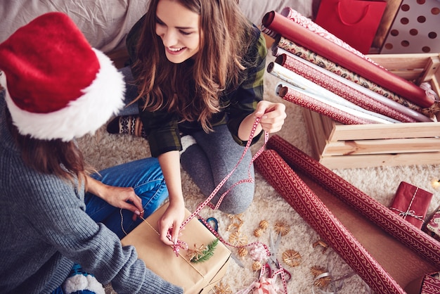 Vrienden die samen een kerstcadeau maken