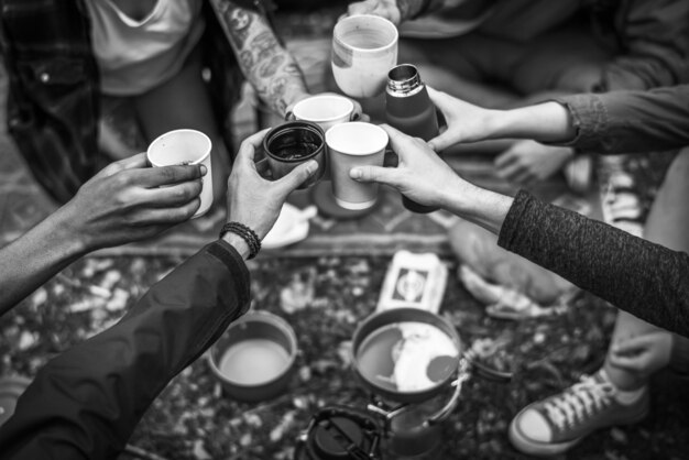 Vrienden die samen in het bos kamperen