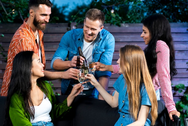 Vrienden die samen in openlucht dranken roosteren