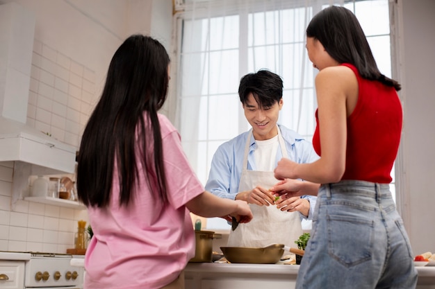 Vrienden die samen Japans eten koken