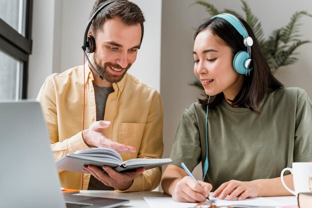 Vrienden die samen online lessen bijwonen