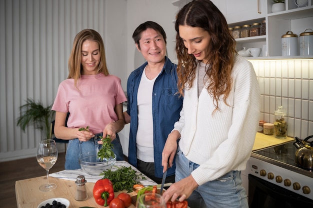 Vrienden die samen plezier hebben tijdens het koken