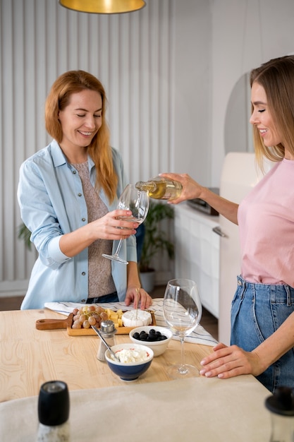 Gratis foto vrienden die samen plezier hebben tijdens het koken